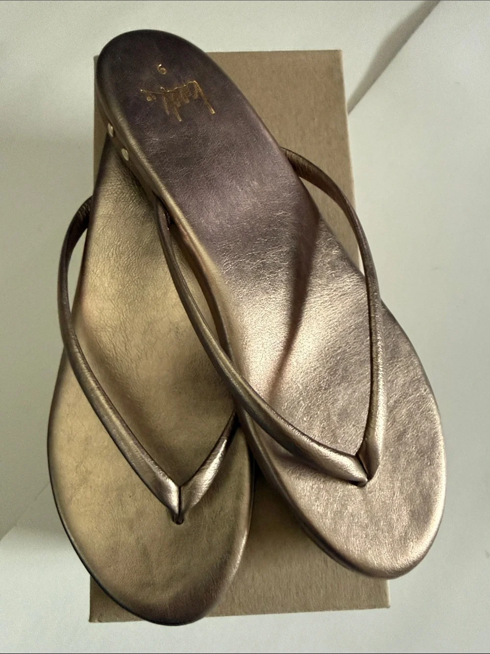 NWT BEEK SUNBEAM METALLIC BRONZE FLIP FLOP SANDAL, SIZE 9